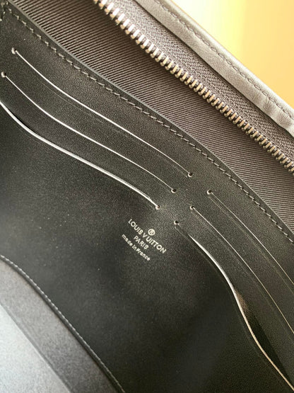 LV POCHETTE VOYAGE MM