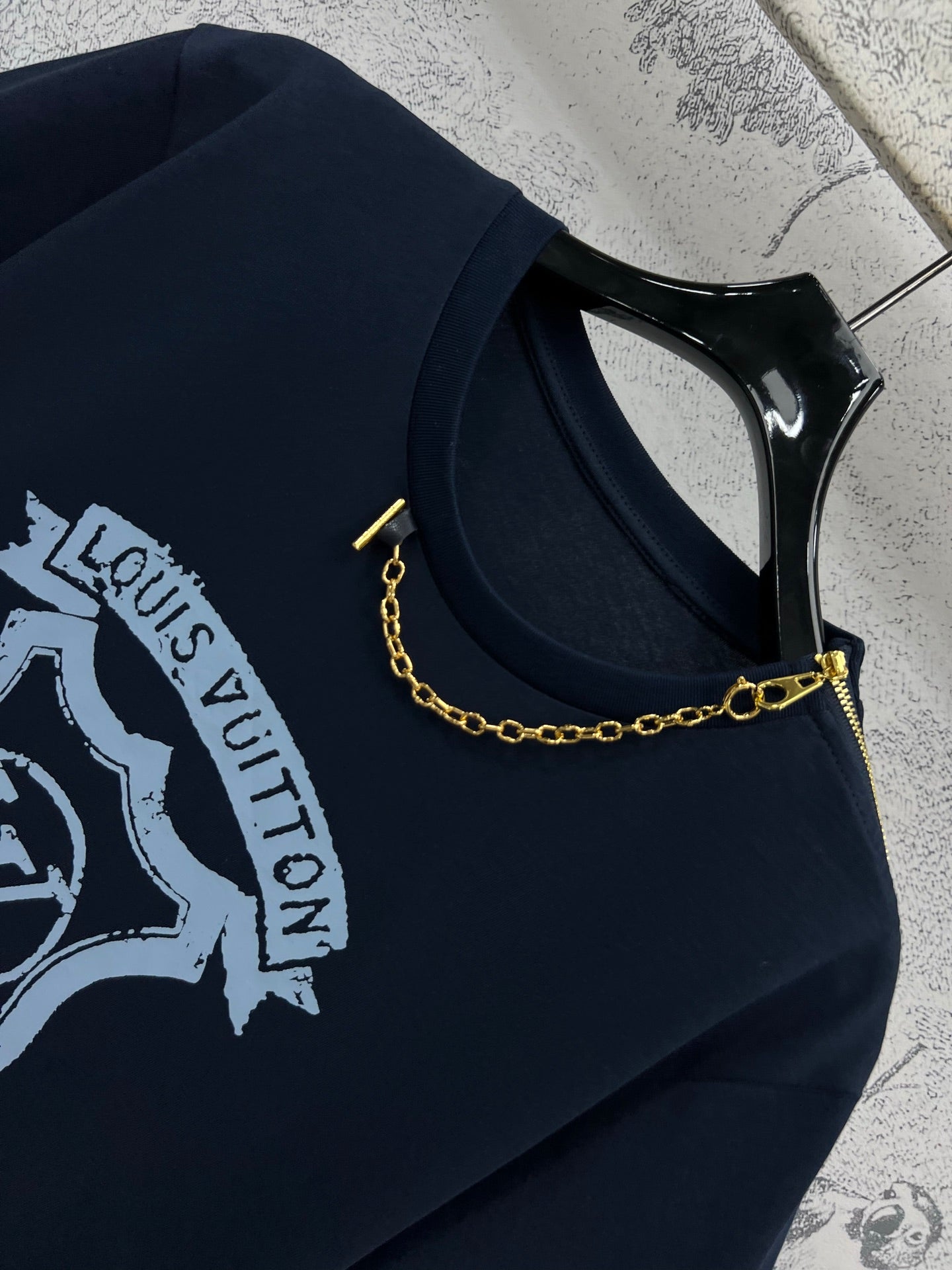 LV 25 Metal Zipper Decoration On The Left Shoulder T- Shirt Black Cotton